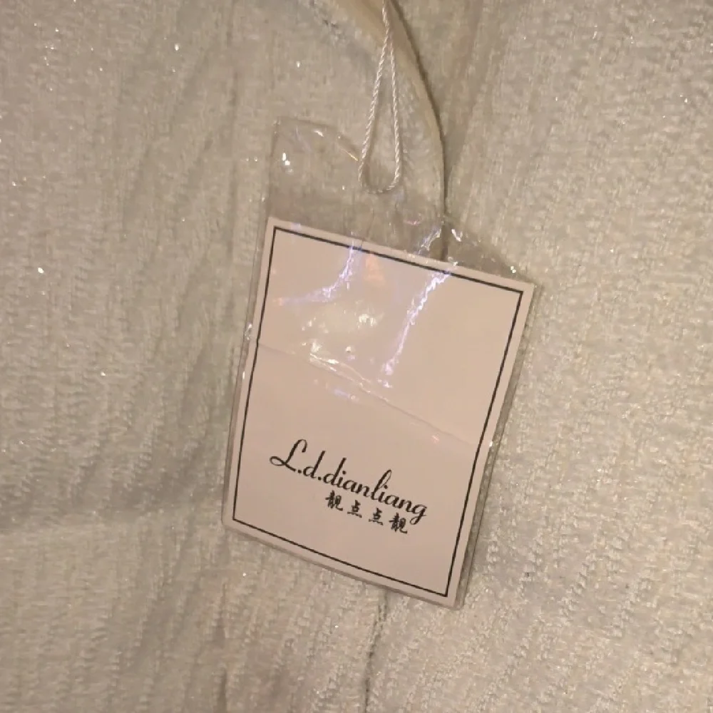 Elegant White Puffer Jacket (Stain On Sleeve) - Picture 2 of 11